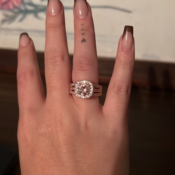 Rose gold pink cubic zirconia ring - Picture 5 of 5